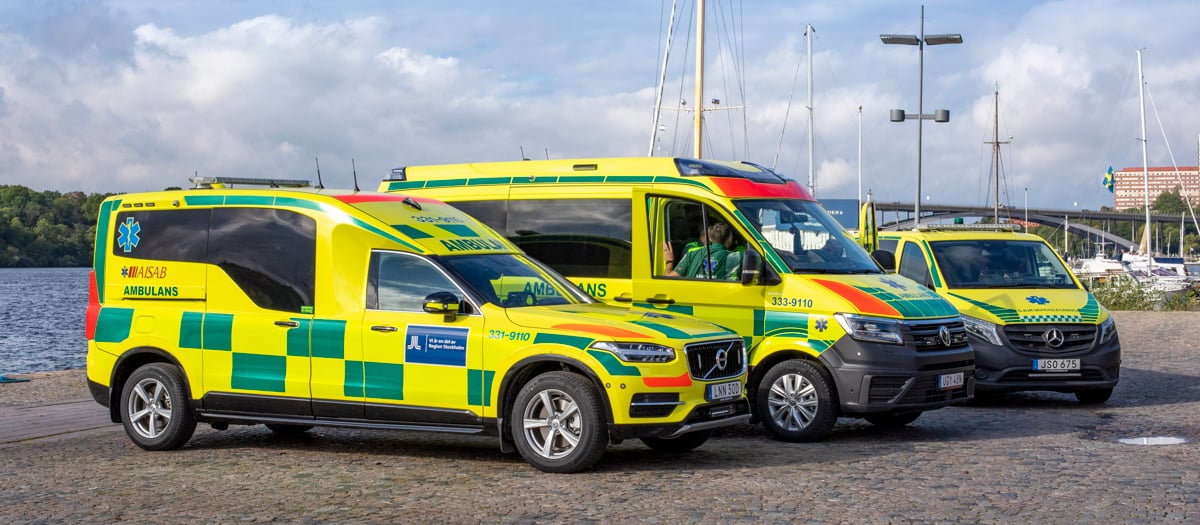 Tre ambulanser står vid strandkant